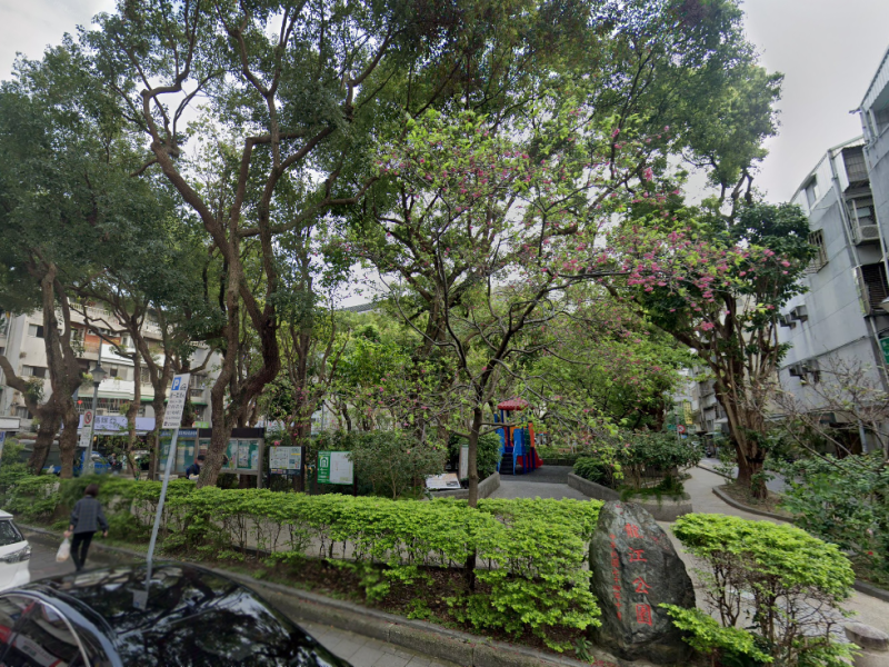 中山國中５分鐘｜龍江公園４房+地下室｜１樓可停車